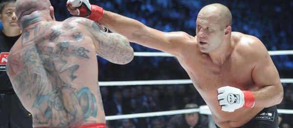 Fedor Emelianenko combate o norte-americano Jeff Monson durante M-1 Global. - Sputnik Brasil