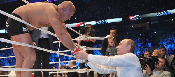 Vladimir Putin saúda Fedor Emelianenko antes do combate. - Sputnik Brasil