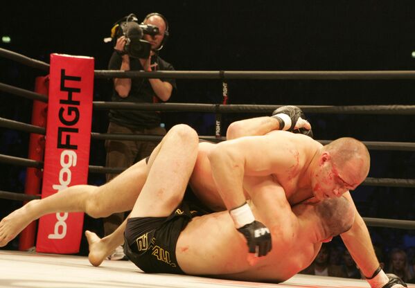 Fedor Emelianenko (supra) combate o norte-americano Matt Lindland. - Sputnik Brasil