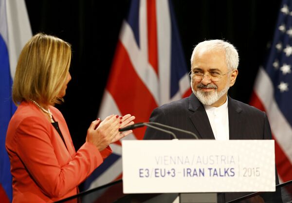 Alta Representante da UE para Política Externa e Segurança Federica Mogherini e Ministro das Relações Exteriores Mohammad Javad Zarif depois de assinar o acordo em Viena - Sputnik Brasil