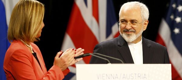 Alta Representante da UE para Política Externa e Segurança Federica Mogherini e Ministro das Relações Exteriores Mohammad Javad Zarif depois de assinar o acordo em Viena - Sputnik Brasil