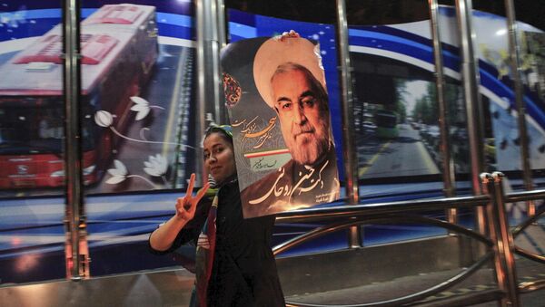 Uma apoiante do presidente iraniano Hassan Rohani em Teerã - Sputnik Brasil