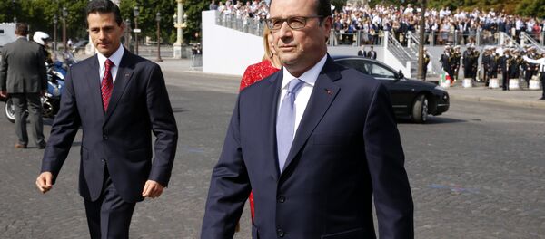 O presidente francês, François Hollande, e o líder mexicano Enrique Penã Nieto, em Paris, antes do desfile do 14 de Julho - Sputnik Brasil