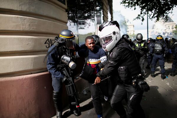 Em Paris, polícia usa gás lacrimogêneo em protesto contra o racismo e violência policial (FOTOS) - Sputnik Brasil