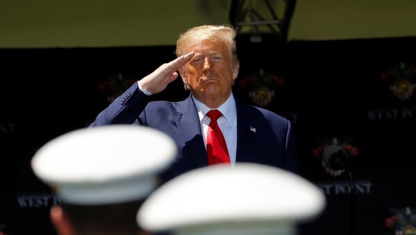 Presidente dos EUA, Donald Trump, saúda cadetes durante cerimônia de graduação da Academia Militar em West Point, Nova York, EUA, 13 de junho de 2020 - Sputnik Brasil