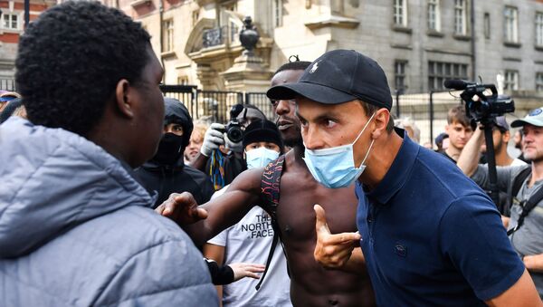 Manifestante negro contra o racismo é confrontado por homem branco contrário aos protestos, em Londres, 13 de junho de 2020. - Sputnik Brasil