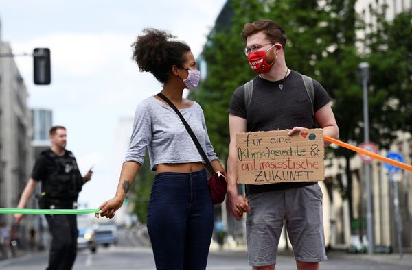 Berlim recebe marcha antirracista com medidas de distanciamento social (FOTOS) - Sputnik Brasil