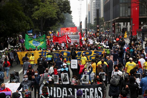 Brasil está dividido e dificilmente veremos manifestações como as de 2013 em 2020, diz especialista - Sputnik Brasil