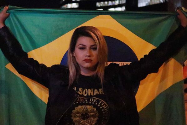 Sara Winter é transferida da PF para penitenciária feminina de Brasília - Sputnik Brasil