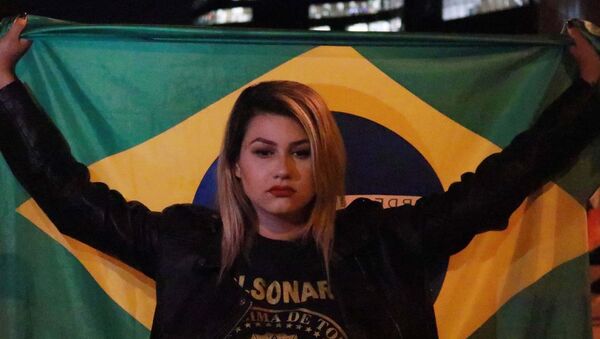 Ativista Sara Winter em manifestação a favor de Bolsonaro - Sputnik Brasil
