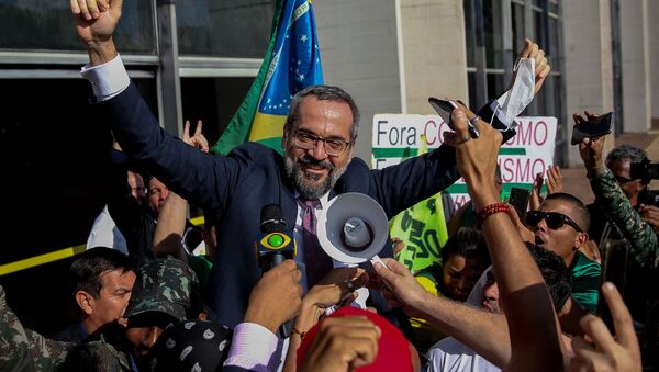 Ministro da Educação, Abraham Weintraub, é saudado por apoiadores ao deixar sede da Polícia Federal, em Brasília (DF), 4 de junho de 2020 - Sputnik Brasil