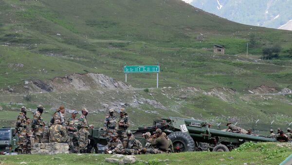 Soldados indianos descansam próximos a armamentos de artilharia em um acampamento durante percurso em direção a Ladakh, na região fronteiriça com a China.  - Sputnik Brasil