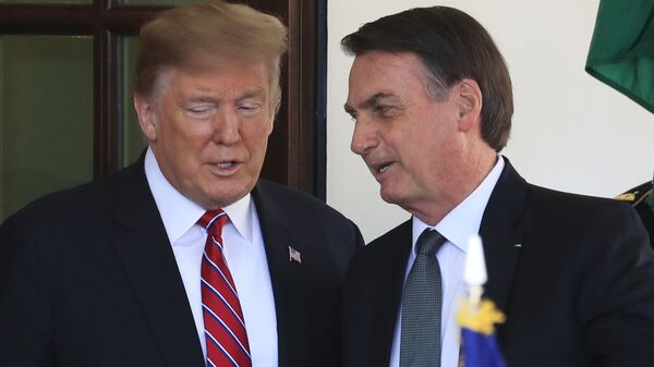 Em Washington, o presidente dos Estados Unidos, Donald Trump (à esquerda), e o presidente do Brasil, Jair Bolsonaro (à direita), conversam na Casa Branca em 19 de março de 2019. - Sputnik Brasil