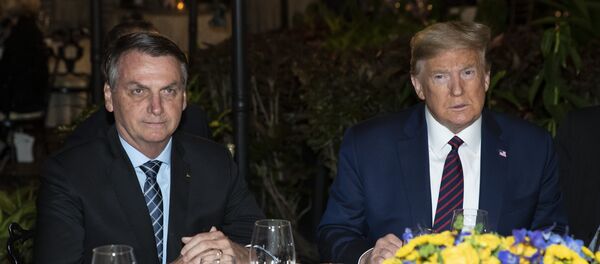 Presidentes Jair Bolsonaro (Brasil) e Donald Trump (EUA) posam para fotos antes de jantar em Mar-a-Lago, na Flórida - Sputnik Brasil