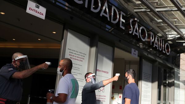 Seguranças checam a temperatura de clientes antes de entrar em shopping na cidade de São Paulo. - Sputnik Brasil