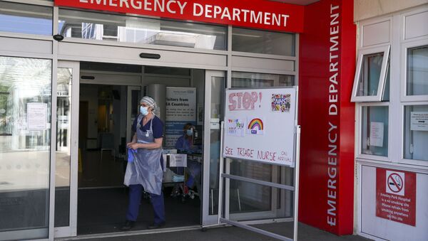 Uma enfermeira de triagem espera que os pacientes cheguem a um Departamento de Emergência - Sputnik Brasil