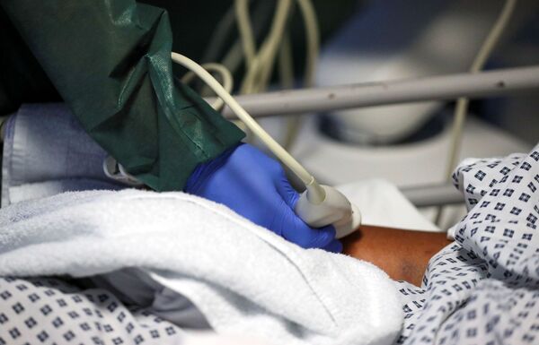 Pesquisadores encontram 'forte evidência' de que coronavírus pode ser transmitido de mãe para bebê - Sputnik Brasil