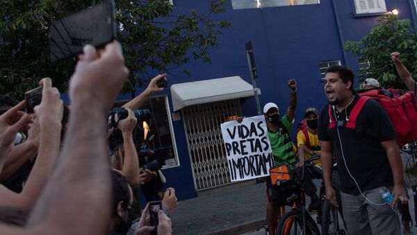 Manifestação de entregadores de aplicativo contra a precarização do trabalho, em Pinheiros, zona oeste de São Paulo. Foto de 7 de junho de 2020. - Sputnik Brasil