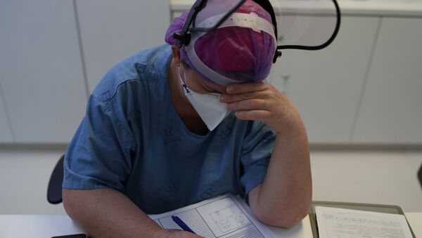 Enfermeira preenche documento com número recorde de pacientes com COVID-19, no Hospital Emílio Ribas, em São Paulo, 17 de junho de 2020 - Sputnik Brasil