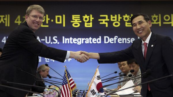 Secretário do Pentágono David Helvey cumprimenta o ministro da Defesa da Coreia do Sul, Lim Kwan-bin - Sputnik Brasil