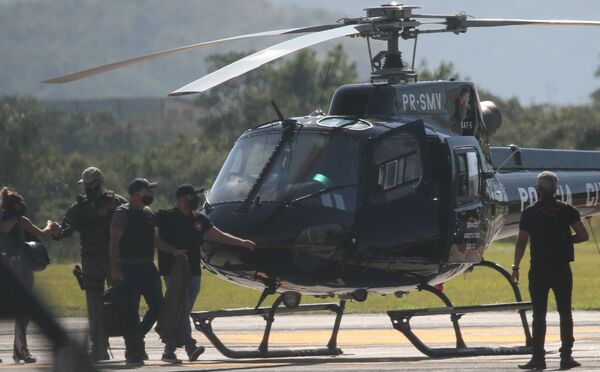 Fabrício Queiroz reaparece, volta a assombrar o Planalto e isola Bolsonaro - Sputnik Brasil