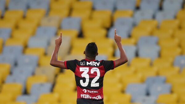 Jogador do Flamengo comemora gol em estádio do Maracanã vazio, no primeiro jogo do Campeonato Carioca desde o início da pandemia, 18 de junho de 2020 - Sputnik Brasil