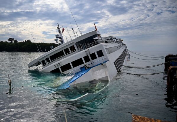 Balsa naufraga ao lado de píer em Karangasem, na ilha de Bali, ao tentar atracar - Sputnik Brasil