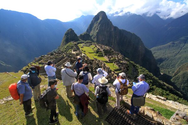 Governador de Cusco, Jean Paul Benavente, junto com especialistas, visita o sítio arqueológico de Machu Picchu - Sputnik Brasil