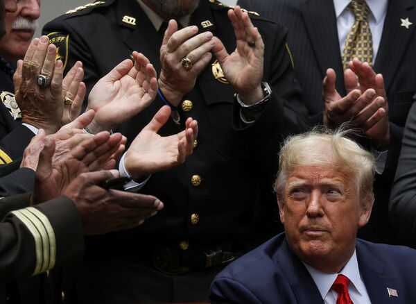 Presidente dos EUA Donald Trump é aplaudido após assinar ordem executiva de reforma da polícia no Rose Garden na Casa Branca, Washington - Sputnik Brasil