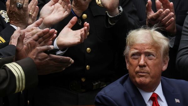 Presidente dos EUA Donald Trump é aplaudido após assinar ordem executiva de reforma da polícia no Rose Garden na Casa Branca, Washington - Sputnik Brasil