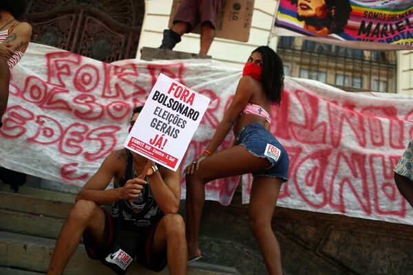 Jovens protestam contra o presidente Jair Bolsonaro no Rio de Janeiro - Sputnik Brasil