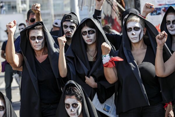 Manifestantes se fantasiam com tema fúnebre em protesto contra o governo libanês na capital Beirute. O país tem vivido manifestações devido à piora das condições econômicas locais - Sputnik Brasil