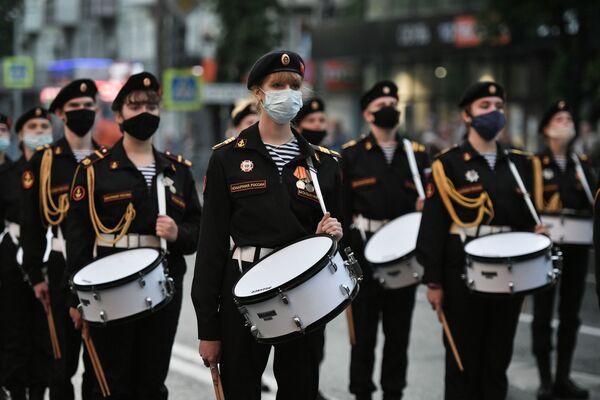 Tambores de associação militar juvenil russa durante ensaio para a Parada da Vitória em Simferopol - Sputnik Brasil
