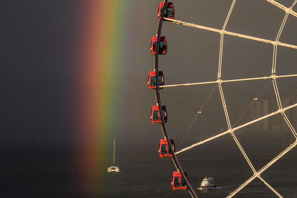 Arco-íris surge em fundo de roda gigante em Hong Kong - Sputnik Brasil