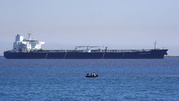 Navio-tanque trafegando pela costa da Califórnia (foto de arquivo) - Sputnik Brasil