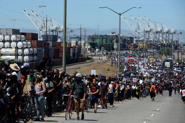 Milhares de pessoas fazem marcha no porto de Oakland, EUA, para protestar contra a desigualdade racial - Sputnik Brasil