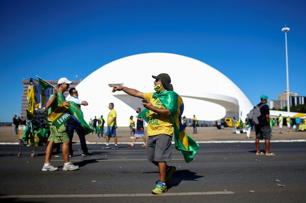 Em Brasília, manifestações contra e favor de Bolsonaro são realizadas (FOTOS, VÍDEO) - Sputnik Brasil