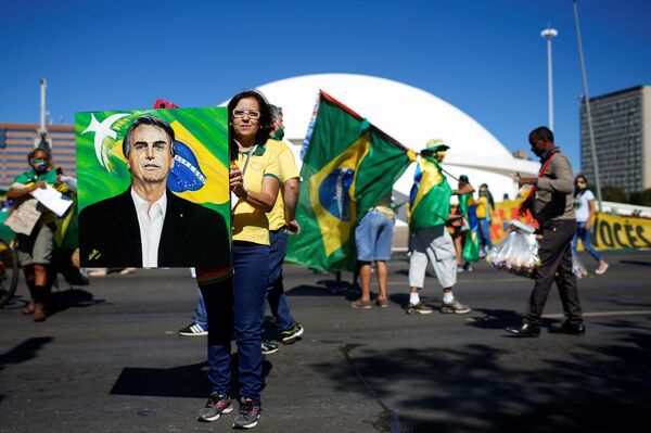Em Brasília, manifestações contra e favor de Bolsonaro são realizadas (FOTOS, VÍDEO) - Sputnik Brasil