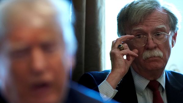 John Bolton, conselheiro de Segurança Nacional, durante reunião de Donald Trump em 2018 John Bolton, conselheiro de Segurança Nacional, durante reunião de Donald Trump em 2018 - Sputnik Brasil