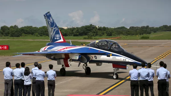 Autoridades aplaudem a chegada do Brave Eagle após seu primeiro voo na base aérea Ching Chuan Kang em Taichung, Taiwan, 22 de junho de 2020 - Sputnik Brasil