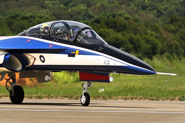 Procurando autossuficiência militar, Taiwan apresenta seu novo avião de treino (FOTOS) - Sputnik Brasil