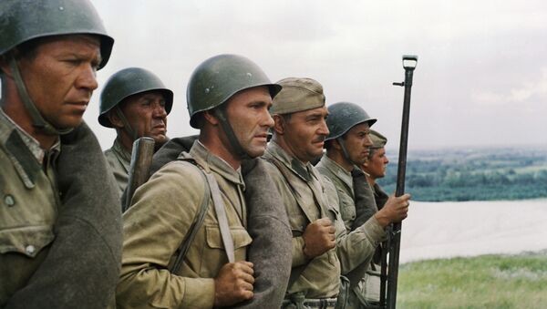 Soldados do Batalhão marcham na beira do rio Dom, no filme Eles Lutaram pela Pátria, de Sergei Bondarchuk - Sputnik Brasil