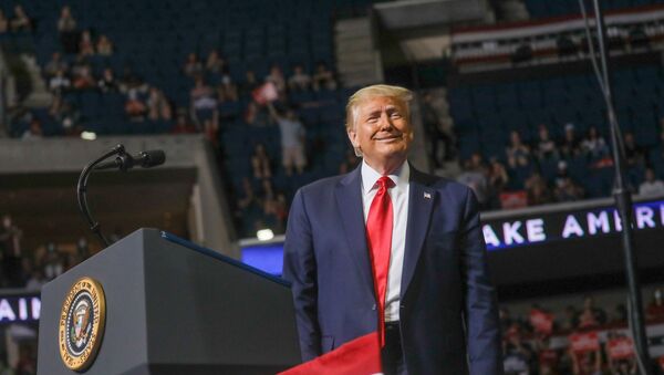 Presidente dos EUA, Donald Trump, sorri para a multidão durante campanha de reeleição, Oklahoma, EUA, 20 de junho de 2020 - Sputnik Brasil