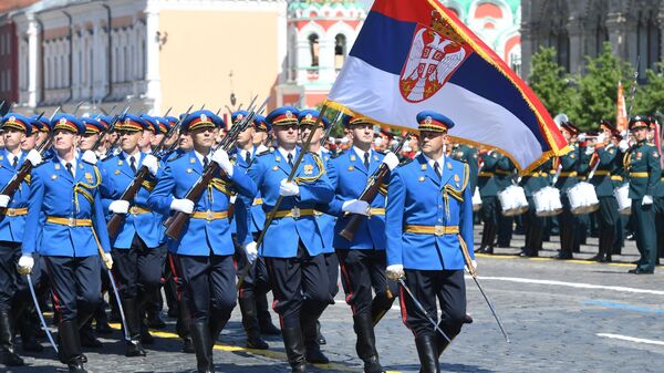 Soldados da Sérvia marchando na Parada dos 75 anos da Vitória na Praça Vermelha em Moscou - Sputnik Brasil