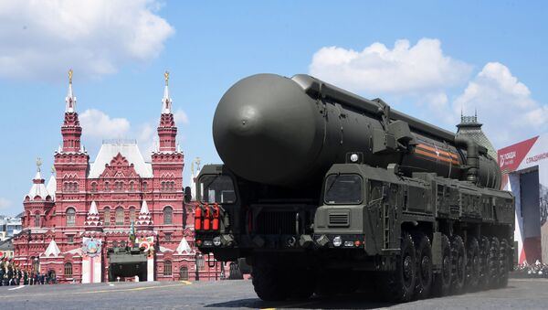 Um sistema de mísseis balísticos intercontinentais Yars russo desfilando na Praça Vermelha - Sputnik Brasil
