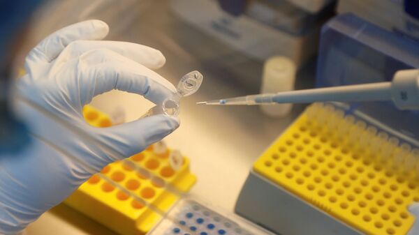 Cientista dilui amostras durante a pesquisa e desenvolvimento de uma vacina contra a COVID-19. - Sputnik Brasil