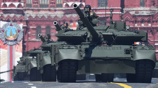 Tanque T-80BVM durante parada militar - Sputnik Brasil