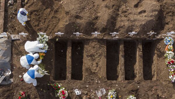 Enterro de vítima da COVID-19 no Cemitério Geral de Santiago, no Chile - Sputnik Brasil