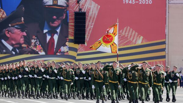 Militares marcham em São Petersburgo durante a Parada dos 75 anos da Vitória - Sputnik Brasil