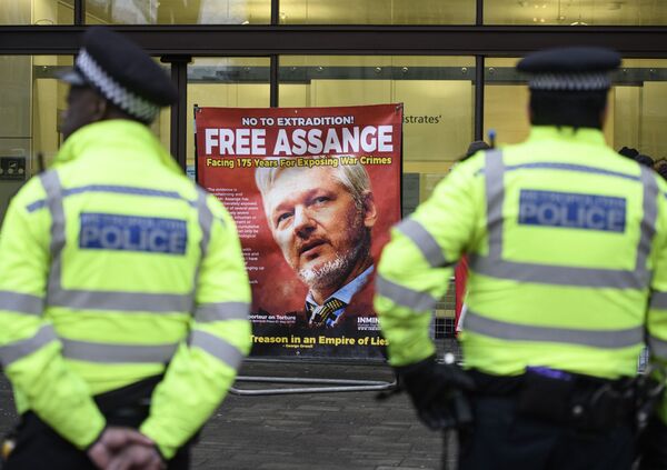 Tribunal de Londres nega extradição de Assange aos EUA Tribunal de Londres nega extradição de Assange aos EUA - Sputnik Brasil